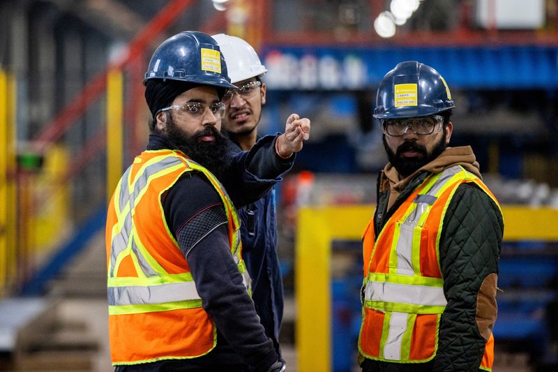 LYNXMPEL770JC_L Canada is falling tens of thousands of jobs, such as the drivers employment plans