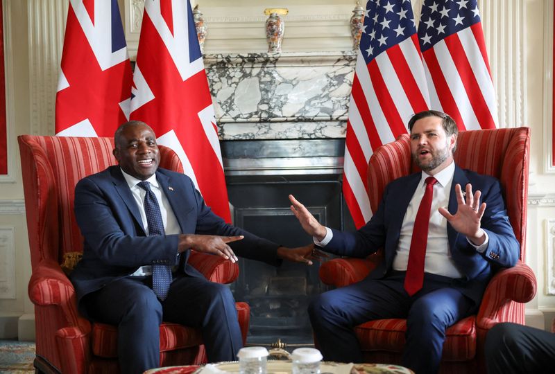 &copy; Reuters. Vice-presidente dos EUA JD Vance e secretário britânico David Lammy n 8/8/2025   REUTERS/Suzanne Plunkett
