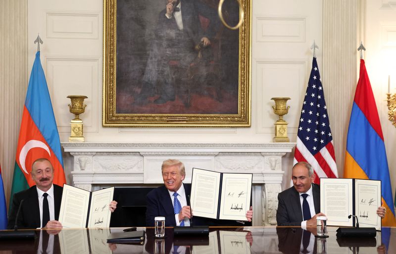 &copy; Reuters. Trump participa da assinatura de acordo de paz com o primeiro-ministro da Armênia, Pashinyan, e o presidente do Azerbaijão, Aliyev, na Casa Brancan08/08/2025nREUTERS/Kevin Lamarque