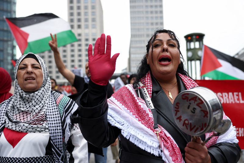 LYNXMPEL7802G_L Analysis-as Gaza faces hunger, Germany begins to reduce support for Israel