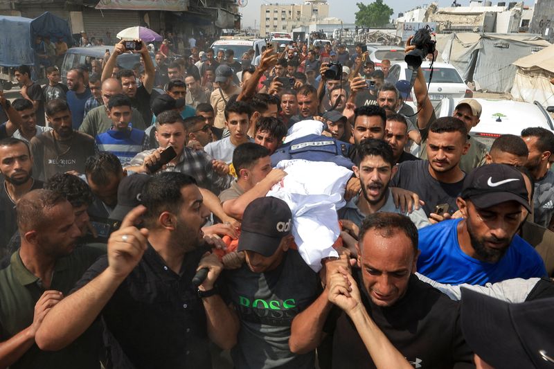 &copy; Reuters. Funeral de jornalistas da Al Jazeera na Cidade de Gazan 11/8/2025   REUTERS/Dawoud Abu Alkas