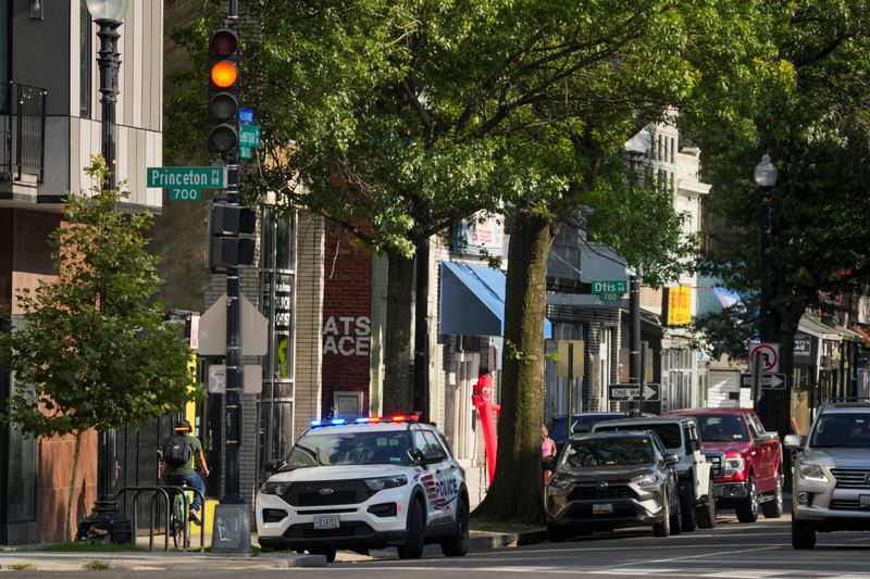 &copy; Reuters. Carro de polícia em Washington, D.C.n 8/8/2025    REUTERS/Ken Cedeno