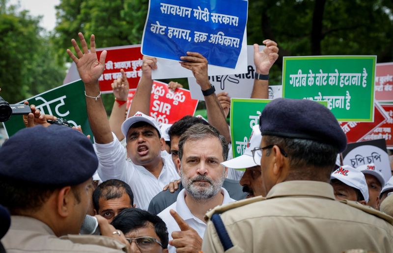 &copy; Reuters. Rahul Gandhi durante protesto em Nova Délhin 11/8/2025    REUTERS/Adnan Abidi