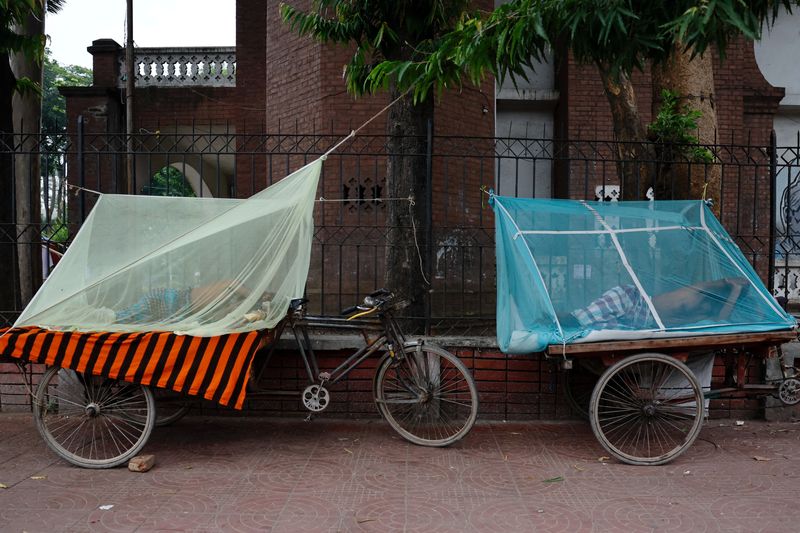 &copy; Reuters. Pessoas usam mosquiteiros em Dacan 25/6/2025   REUTERS/Mohammad Ponir Hossain
