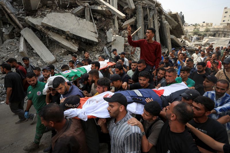 &copy; Reuters. Enlutados carregam o corpo do jornalista da Al Jazeera Anas Al Sharif durante funeral dele, de Mohammed Qreiqeh, Ibrahim Zaher, Mohammed Noufal e outro colega, mortos em um ataque israelense, na Cidade de Gazan11/08/2025nREUTERS/Dawoud Abu Alkas
