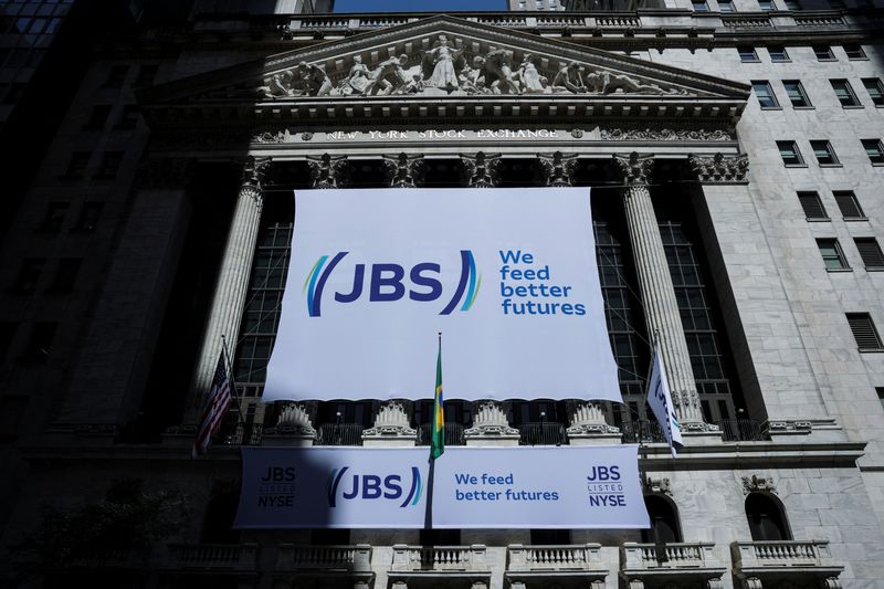 &copy; Reuters. Logo da JBS na New York Stock Exchange (NYSE)