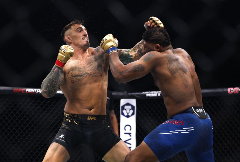 &copy; Reuters. Tom Aspinall vs. Curtis Blaydes no UFC 304 em Manchester, Reino Unidon28/7/2024 REUTERS/John Sibley/Arquivo