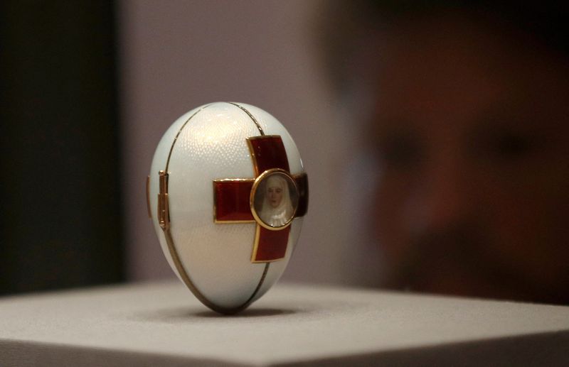 &copy; Reuters. Um ovo Fabergé em homenagem à czarina Alexandra e suas duas filhas por seu apoio à Cruz Vermelha é exposto em Londres. 20/09/2018 REUTERS/Peter Nicholls