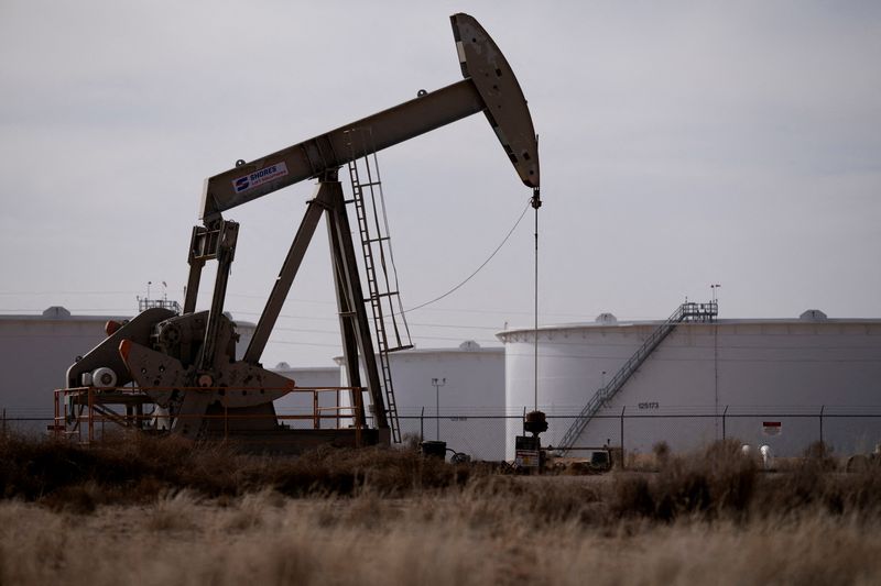 Oil prices dip as market awaits EIA report
