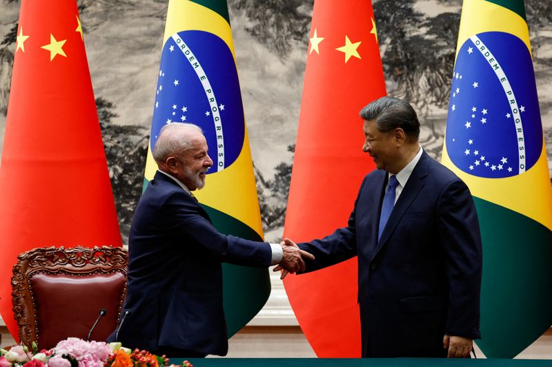 &copy; Reuters. Lula cumprimenta o presidente da China, Xi Jinping n13/05/2025. REUTERS/Tingshu Wang/Pool/File Photo
