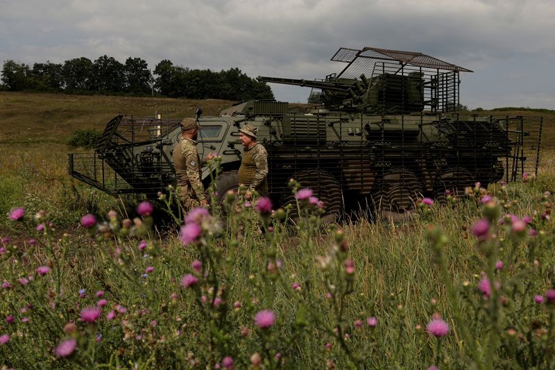 &copy; Reuters. Militares ucranianos participam de exercícios em campo de treinamento na região de Kharkivn 11/8/2025    REUTERS/Sofiia Gatilova