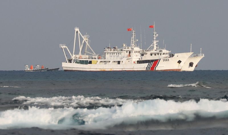 &copy; Reuters. Embarcações da Guarda Costeira da China no disputado Scarborough Shoaln 5/4/2017    REUTERS/Erik De Castro