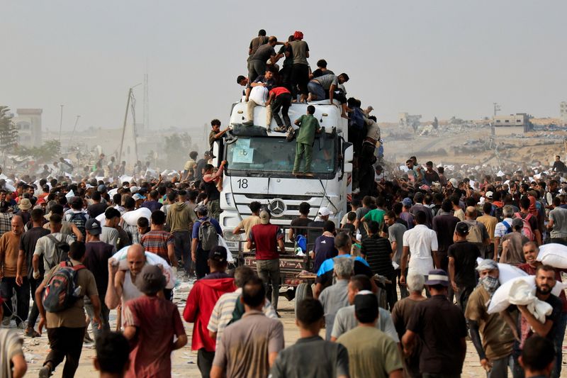&copy; Reuters. Palestinos buscam ajuda em Khan Younis, sul de Gaza n 12/8/2025    REUTERS/Hatem Khaled