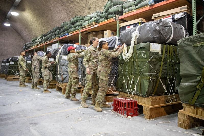 &copy; Reuters. Militares da Força Aérea dos EUA preparam envio de ajuda humanitária para moradores da Faixa de Gaza. 05/03/2024. US Central Command via X/Handout via REUTERS