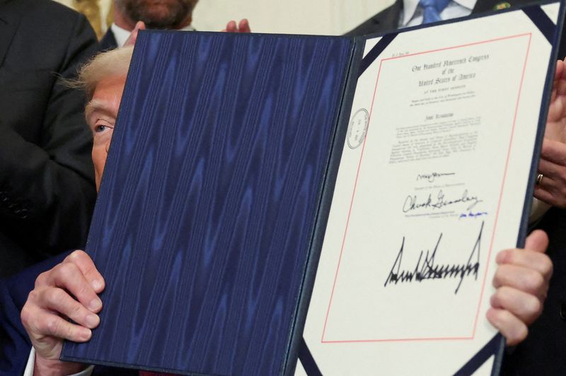 Daimler, Volvo, other truckmakers sue California to block emissions rules