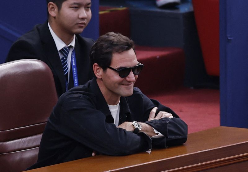 &copy; Reuters. O ex-tenista Roger Federer assiste à semifinal do torneio de Xangai entre Jannik Sinner e Tomas Machac. 12/10/2024 REUTERS/Tingshu Wang