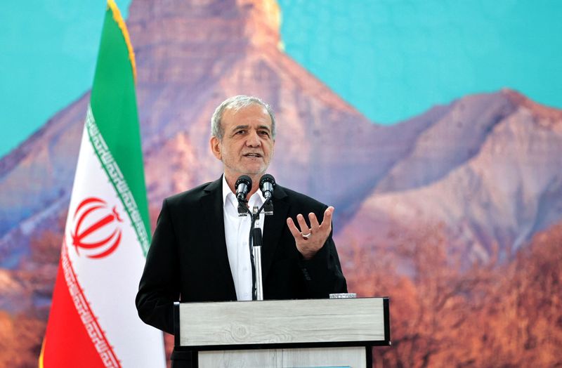 &copy; Reuters. Presidente iraniano Masoud Pezeshkian em Ilamn 12/6/2025      Divulgação via REUTERS