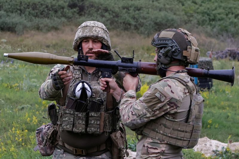 &copy; Reuters. Tropas ucranianas participam de exercícios militartes na região de Kharkiv, Ucrânian11/08/2025nREUTERS/Sofiia Gatilova