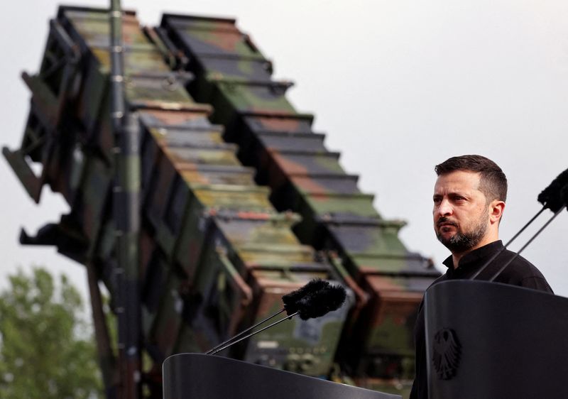 &copy; Reuters. O presidente da Ucrânia, Volodymyr Zelenskiy, durante visita a área de treinamento militar na Alemanha. 11/06/2024 Jens Buttner/Pool via REUTERS