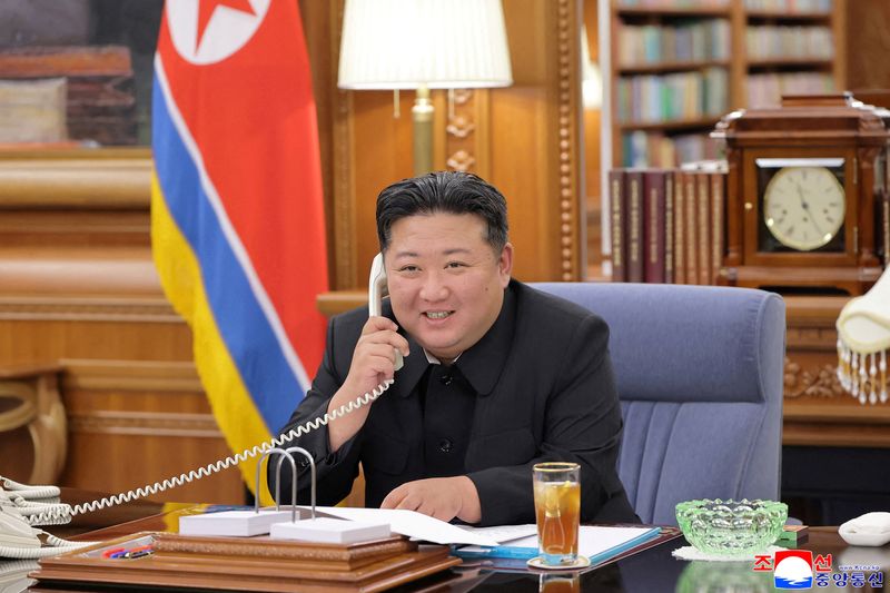 &copy; Reuters. O líder norte-coreano, Kim Jong Un em telefonema com o presidente russo, Vladimir Putinn13/08/2025nKCNA via REUTERS