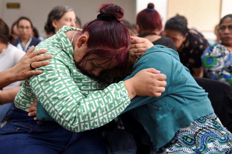 &copy; Reuters. Mães de vítimas e sobreviventes reagem durante julgamento, na Cidade da Guatemala, pelas mortes de 41 meninas em um incêndio em 2017n12/08/2025nREUTERS/Cristina Chiquin
