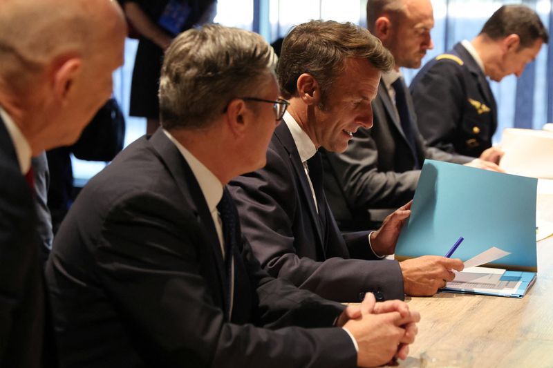 &copy; Reuters. Emmanuel Macron e Keir Starmer em Haian 24/6/2025    Ludovic Marin/Pool via REUTERS
