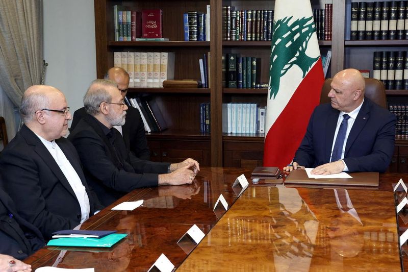 &copy; Reuters. Iraniano Ali Larijani se reúne com presidente libanês Joseph Aoun em Baabdan 13/8/2025   Divulgação via REUTERS