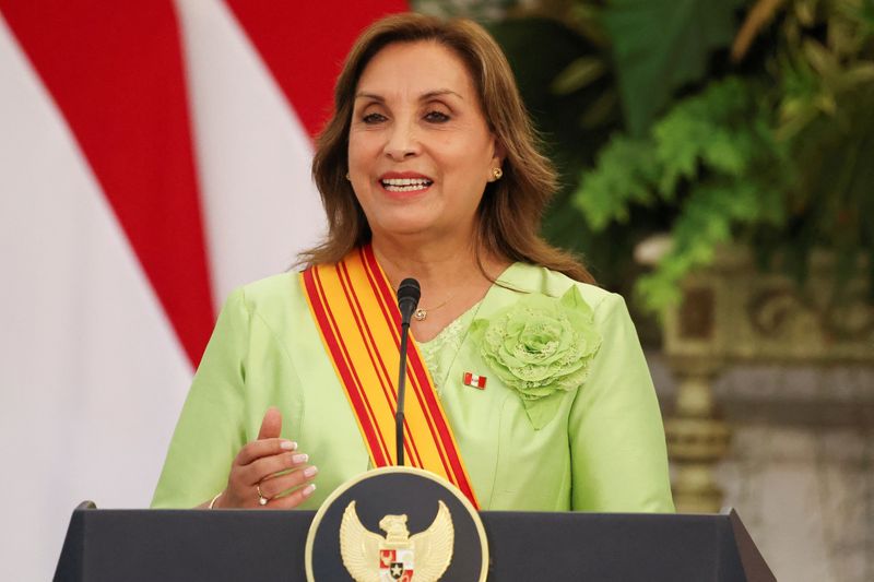 &copy; Reuters. A presidente do Peru, Dina Boluarten11/08/2025nREUTERS/Ajeng Dinar Ulfiana