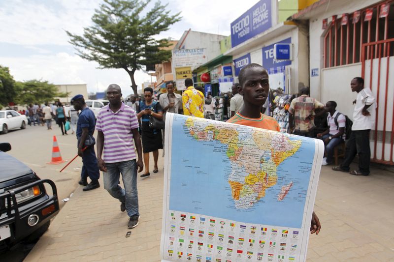 &copy; Reuters. Venda de mapa da África nas ruas de Bujumbura, Burundin 24/4/2015     REUTERS/Thomas Mukoya