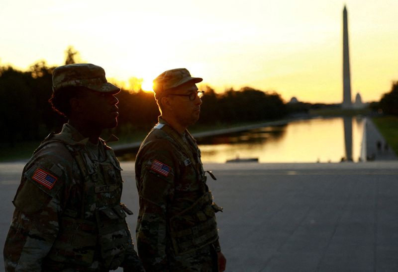 &copy; Reuters. Militares dos EUA caminham perto do Monumento a Washingtonn14/08/2025nREUTERS/Jose Luis Gonzalez