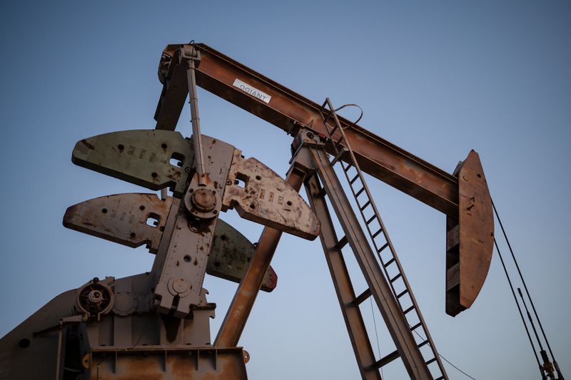 &copy; Reuters. Bomba de extração opera nos arredores de Midland, Texas, EUAn11/06/2025nREUTERS/Eli Hartman