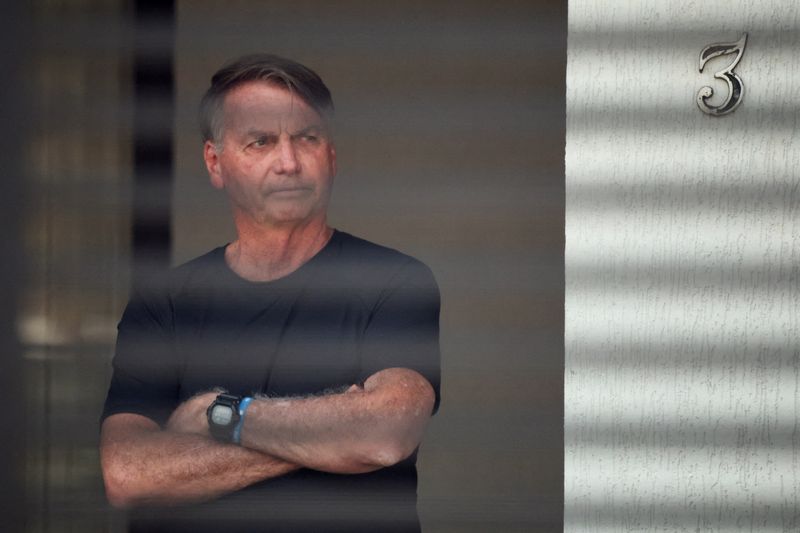 &copy; Reuters. Ex-presidente Jair Bolsonaro em casa, em Brasília, durante prisão domiciliar determinada pelo STFn14/08/2025 REUTERS/Adriano Machado