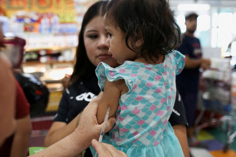 &copy; Reuters. Menina recebe vacina contra o sarampo em Ciudad Juárez, no México. 15/06/2025 REUTERS/Carlos Sanchez