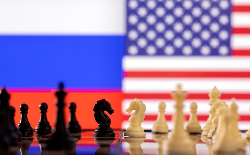 &copy; Reuters. Ilustração com tabuleiro de xadrez e as bandeiras russa e norte-americanan25/01/2022nREUTERS/Dado Ruvic