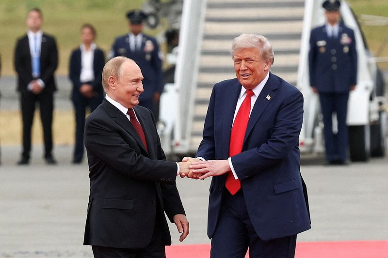 &copy; Reuters. Trump e Putin se cumprimentam em Anchorage, Alascan15/08/2025nREUTERS/Kevin Lamarque