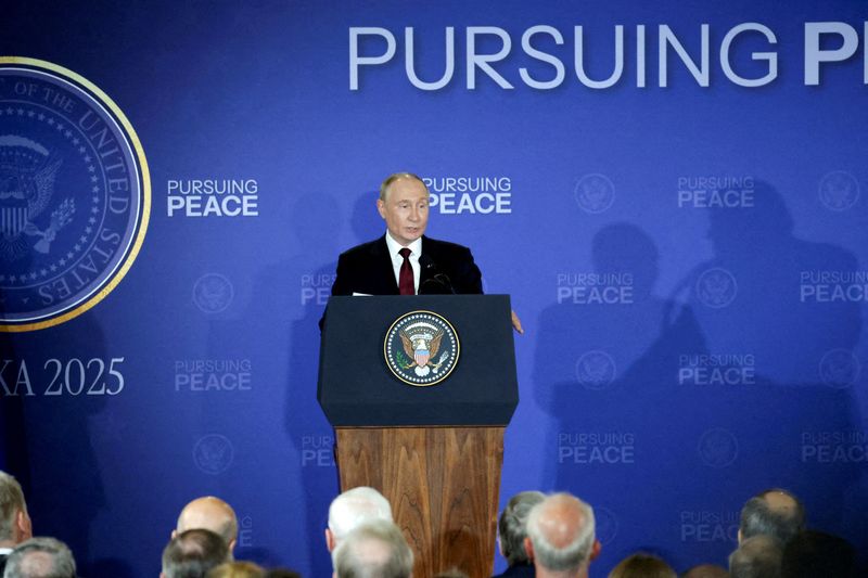 &copy; Reuters. Putin e Trump participam de coletiva de imprensa após reunião no Alascan15/08/2025nREUTERS/Jeenah Moon