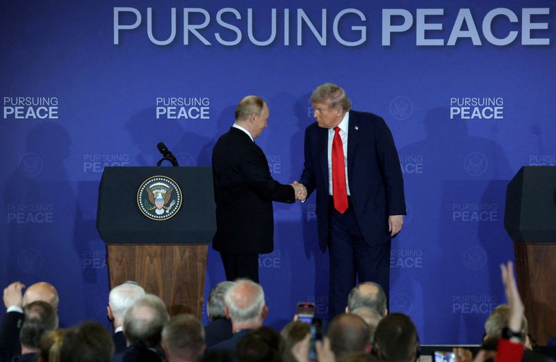 &copy; Reuters. Trump e Putin se cumprimentam durante coletiva de imprensa em Anchorage, Alascan15/08/2025nREUTERS/Jeenah Moon