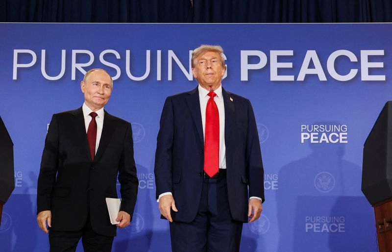 &copy; Reuters. Presidente da Rússia, Vladimir Putin, e presidente dos EUA, Donald Trump, durante encontro em Anchorage, no Alascan15/08/2025nREUTERS/Kevin Lamarque