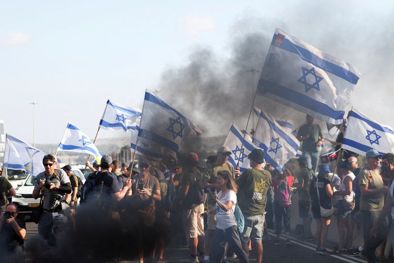 &copy; Reuters. Israelenses realizam manifestação em estrada próxima de Latrun, em Israeln17/08/2025nREUTERS/Ronen Zvulun