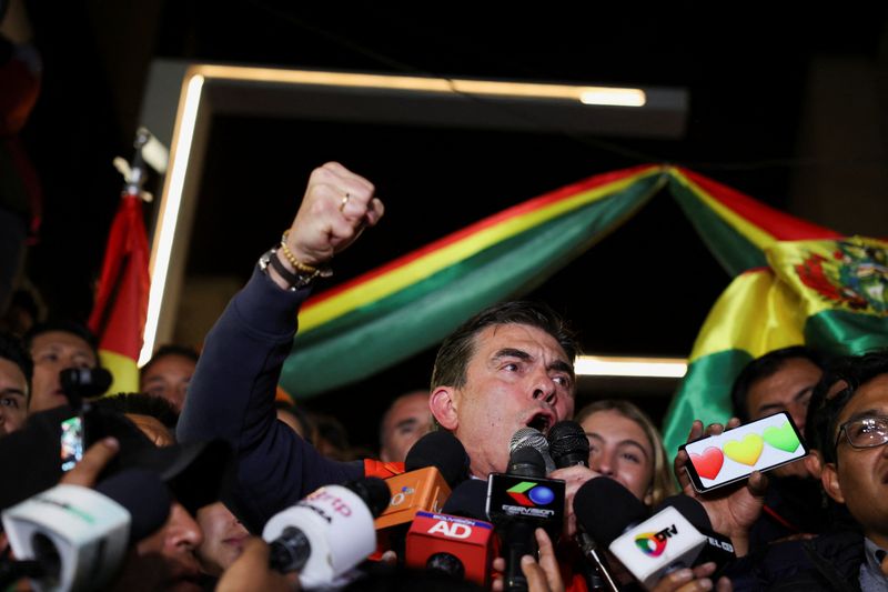 &copy; Reuters. Senador e candidato à Presidência da Bolívia, Rodrigo Paz, discursa para simpatizantes e para a imprensa em La Pazn17/08/2025 REUTERS/Pilar Olivares