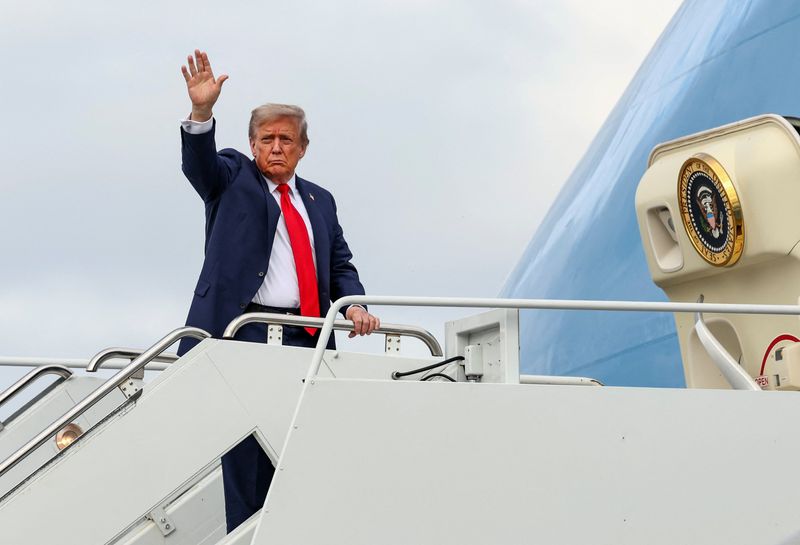 &copy; Reuters. Donald Trump embarca no Air Force Onen 15/8/2025   REUTERS/Kevin Lamarque