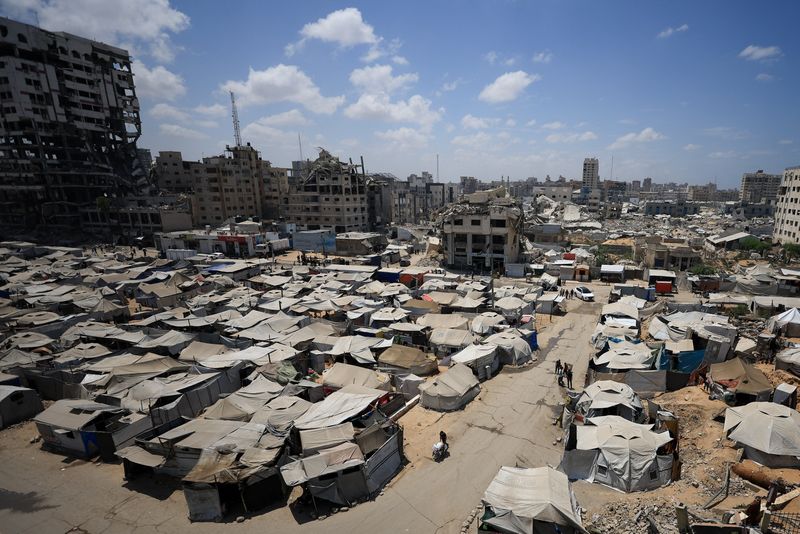 &copy; Reuters. Palestinos em barracas na Cidade de Gazan 17/8/2025    REUTERS/Dawoud Abu Alkas