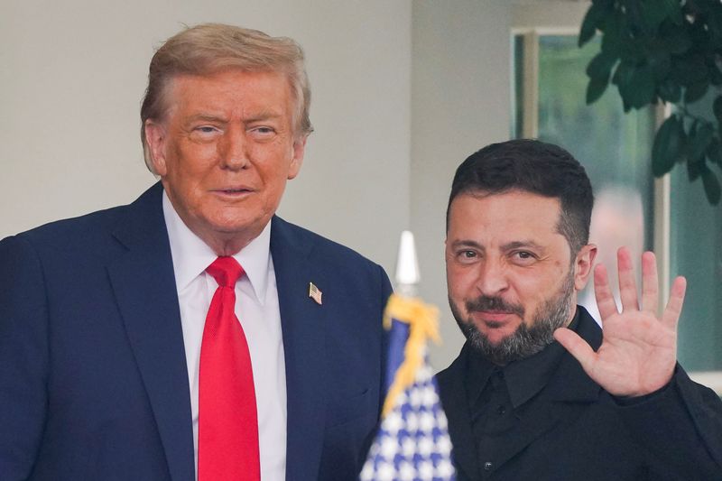 &copy; Reuters. Trump e Zelenskiy se reúnem na Casa Brancan18/08/2025nREUTERS/Nathan Howard