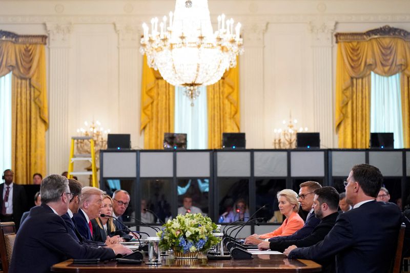 &copy; Reuters. Trump se reúne com Zelenskiy e líderes europeus na Casa Brancan18/08/2025nREUTERS/Alexander Drago