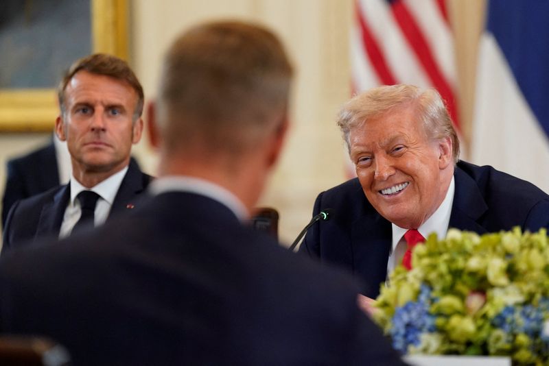 &copy; Reuters. Macron participa de reunião com Trump, Zelenskiy  e outros líderes europeus na Casa Brancan18/08/2025nREUTERS/Al Drago