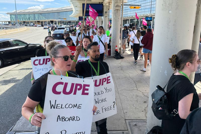 Air Canada to resume service as flight attendants' union end strike