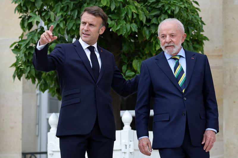 &copy; Reuters. Presidente Luiz Inácio Lula da Silva e presidente da França, Emmanuel Macron, durante encontro em Parisn05/06/2025nCHRISTOPHE PETIT TESSON/Pool via REUTERS