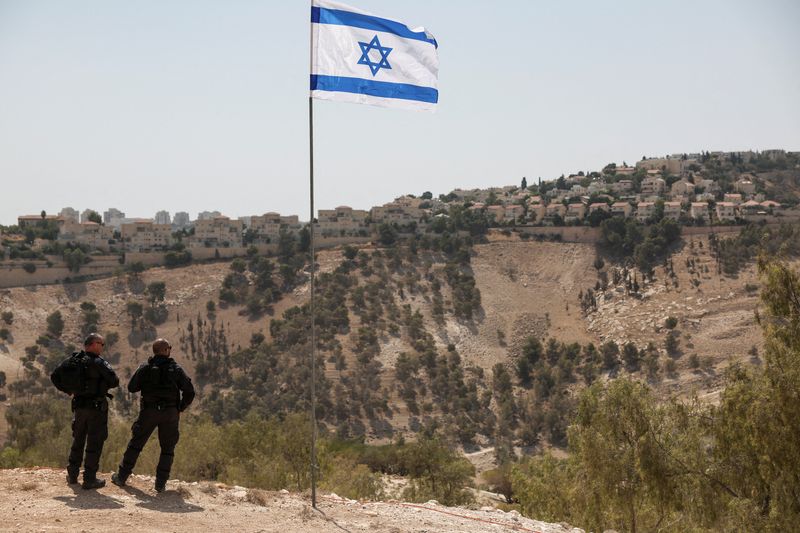 &copy; Reuters. Bandeira de Israel na Cisjordânia ocupadan 14/8/2025   REUTERS/Ronen Zvulun