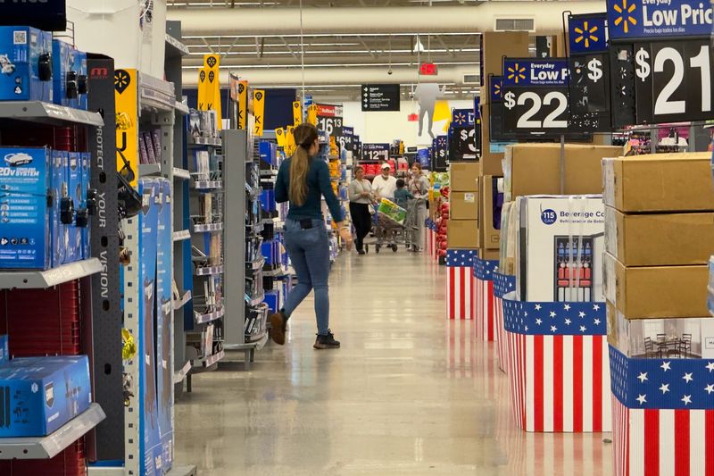 US retailers split on holiday prospects amid consumer caution