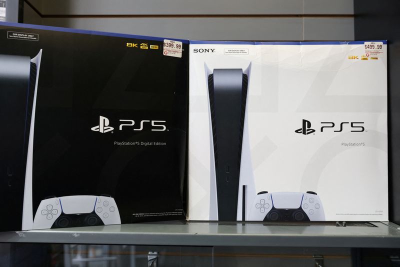 &copy; Reuters. Caixas do PS5 em loja GameStop de Manhattann07/12/2021nREUTERS/Andrew Kelly